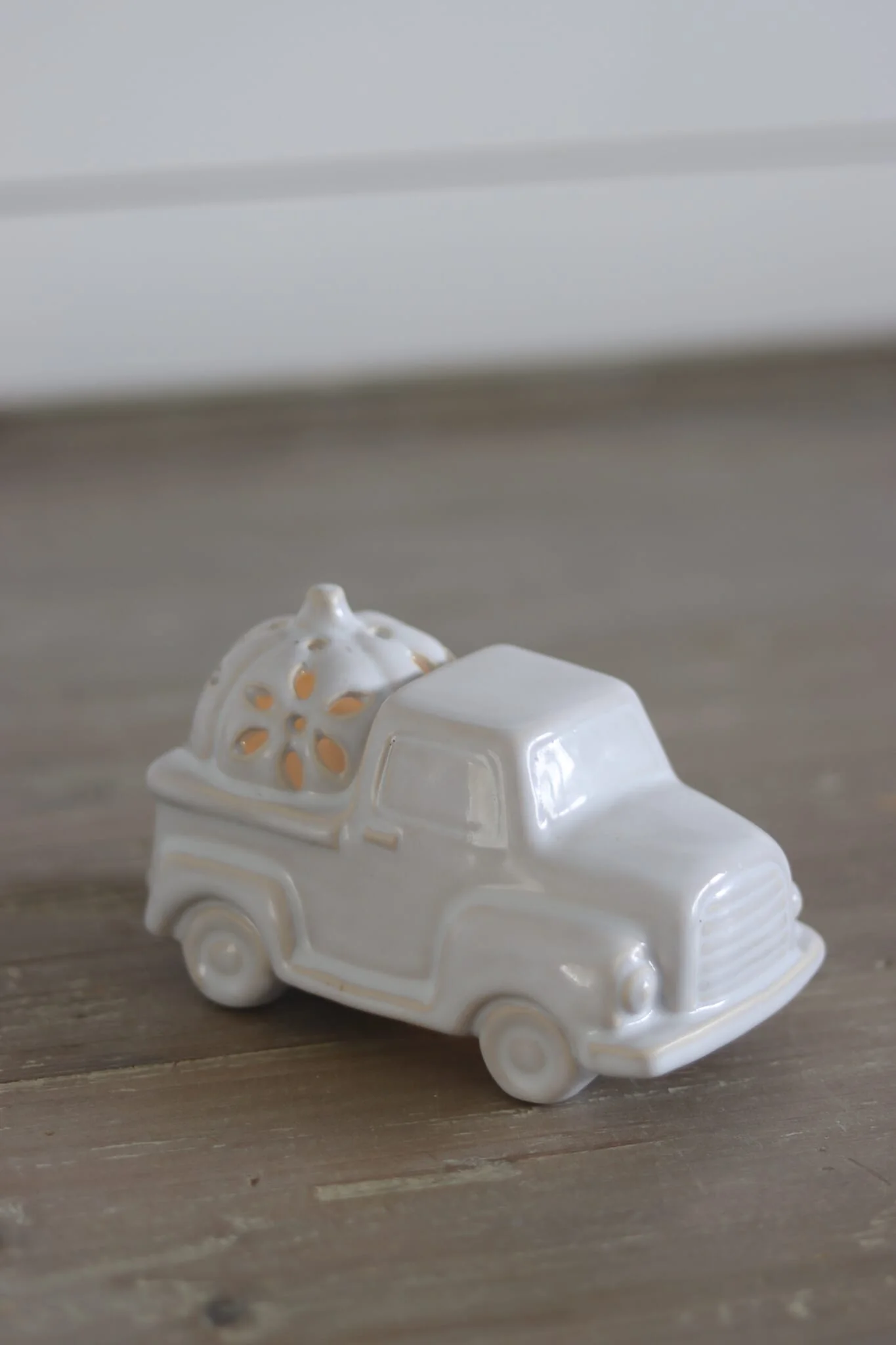 Car With Pumpkin - LED - Image 4