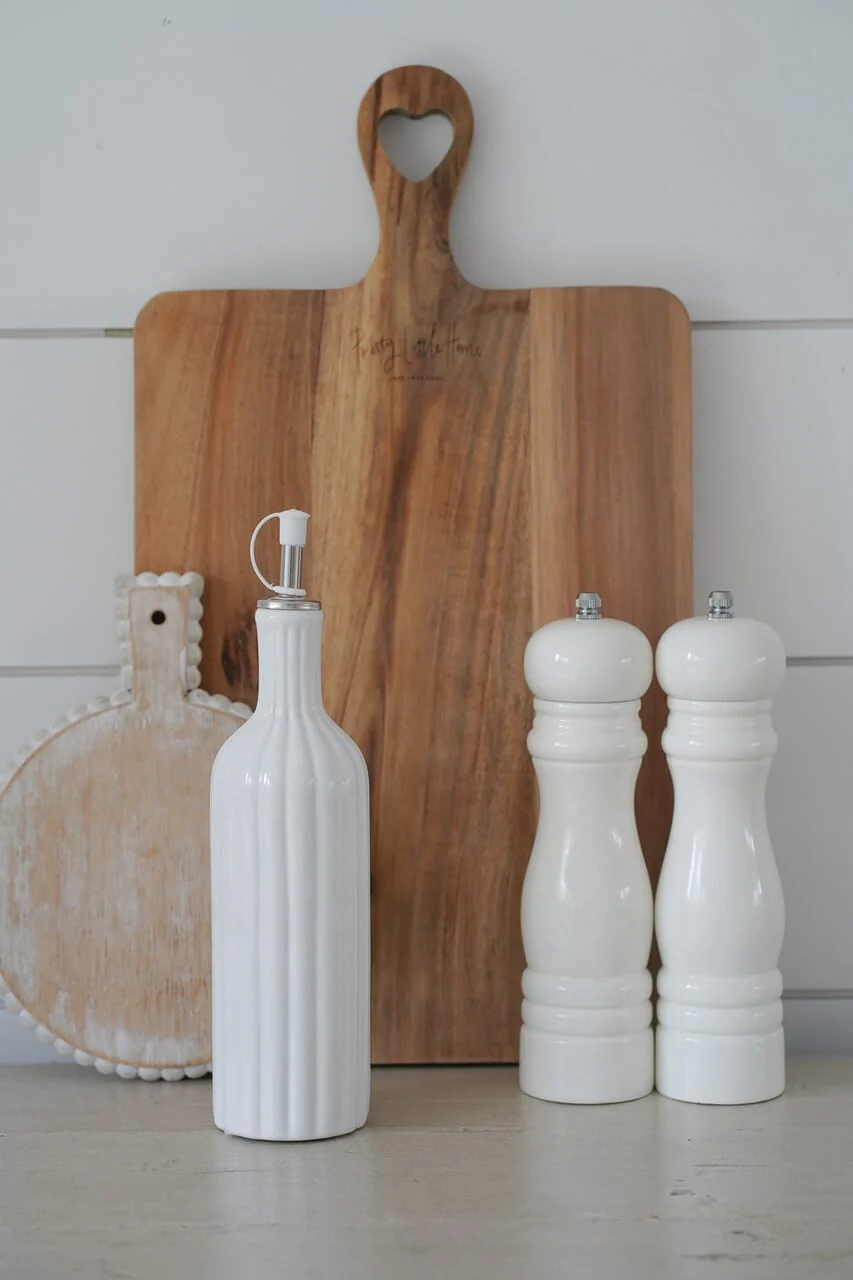 Ribbed Ceramic Oil Bottle - Image 3