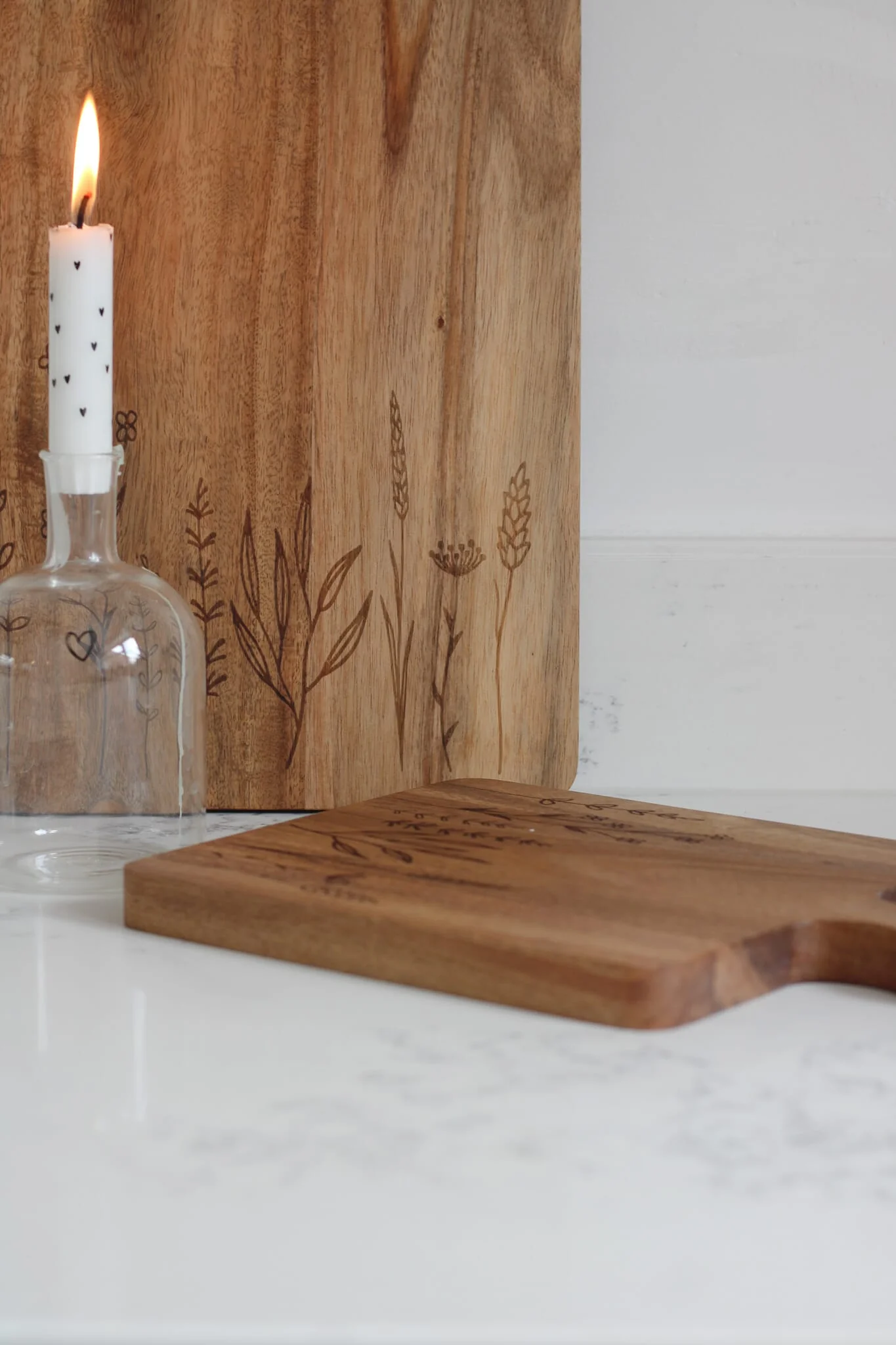 Engraved Flower Chopping Board-Natural Large - Image 6