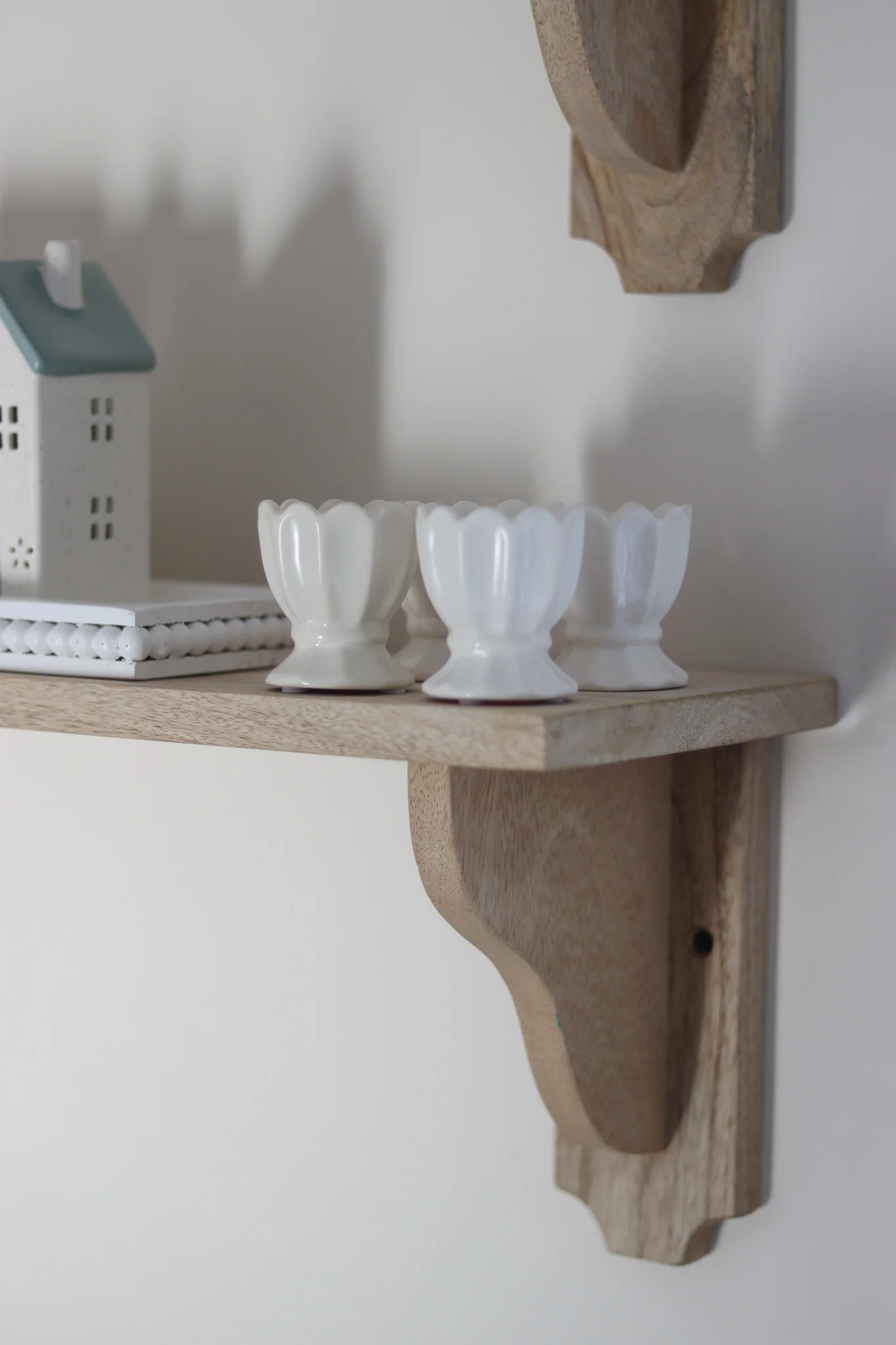 Set of 2 Scalloped Ceramic Egg Cups - Image 4