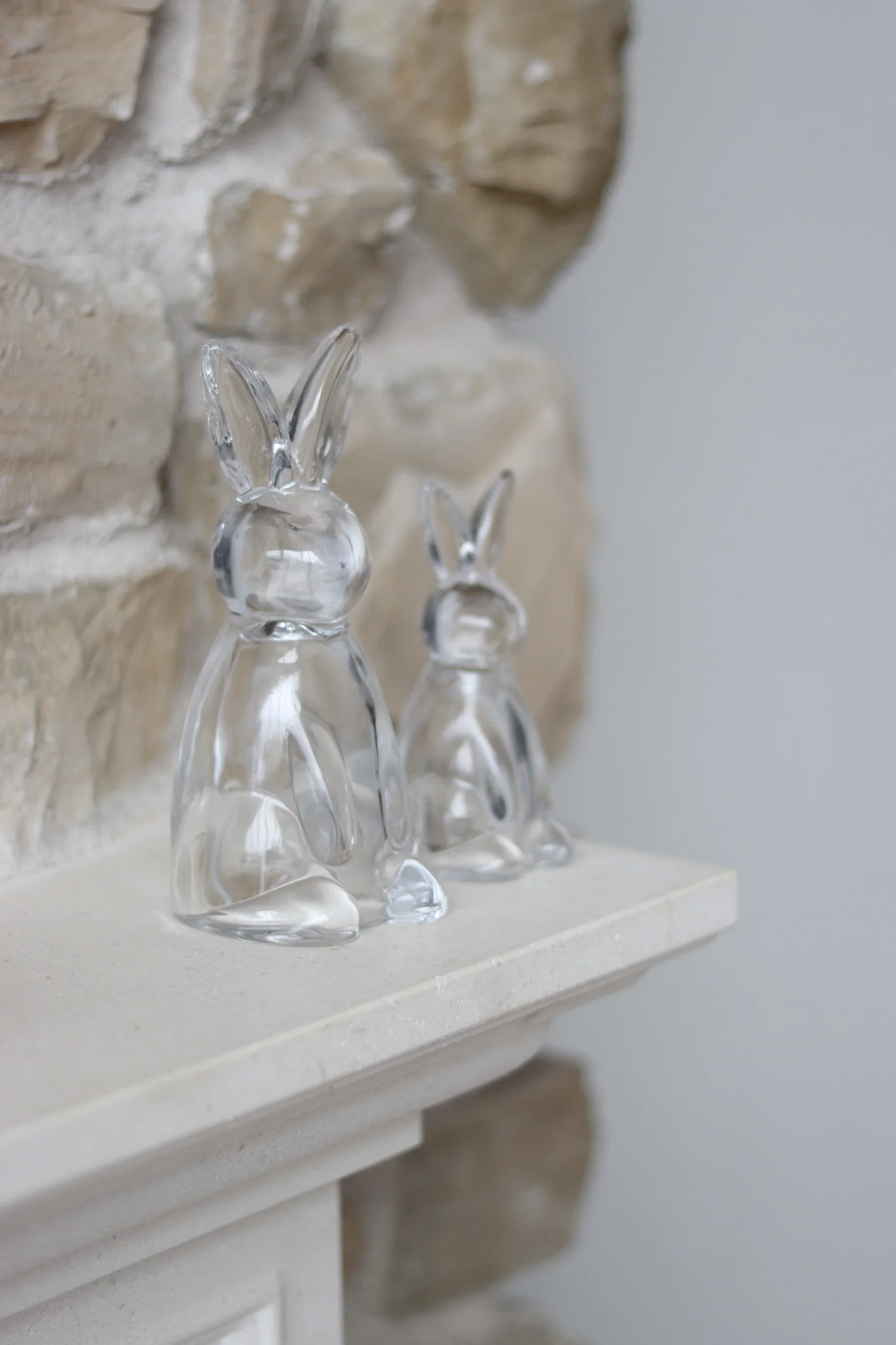 Set of 2 Sitting Glass Bunnies - Image 3