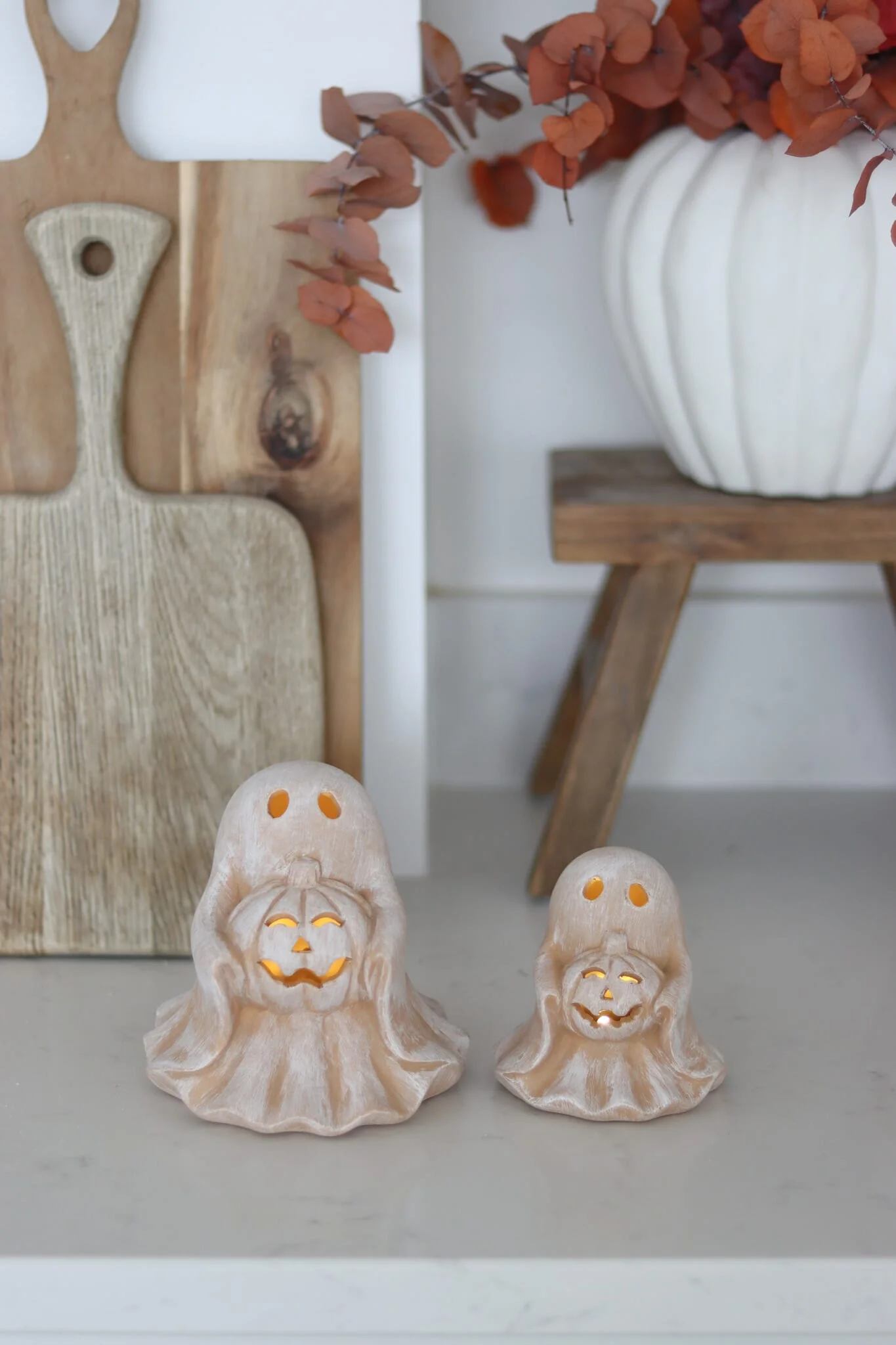 Set of 2 Terracotta Ghosts Holding Pumpkins - Image 3